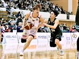 神戸-富山 第3Q、ゴール下に切り込む富山の宇都(左)=加古川市立総合体育館