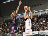 横浜ＢＣ－富山　第１Ｑ、シュートを放つ富山のケル（右）＝横浜国際プール