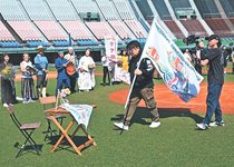 高齢者に楽しみ届けたい 会社設立した富山の轡田さん、富山市民球場でPV撮影