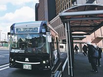 万博開幕日　夕方まで予約満員、桜島駅発バス大混雑