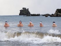 雪降る中、日本海で無病息災と震災復興願う　県神道青年会が高岡・伏木国分で寒中みそぎ