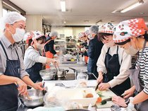 とやま給食たんけん（８）保護者が調理体験<br />学校の人気メニュー学ぶ