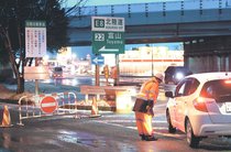 県内雪と強風、交通乱れ　国道８号と北陸道、一部区間通行止め