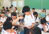 ポエム教室で発表する高陵小学校の児童