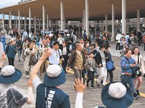 大阪・関西万博開幕、「ついに」両手振り歓喜　強まる風雨にずぶぬれ