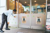 クマ侵入防止へ工夫、ガラスドアに板　立山カルデラ砂防博物館