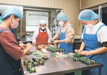 みょうが寿し継承に光、女性３人協力伝える　解散控える富山の「味彩おおやま」、作り方を手ほどき