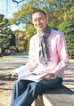 北日本文学賞に決まり、「受賞を励みにこれからも作品を書き続けたい」と語る尾野さん＝徳島市内