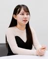 　インタビューに答える鈴木愛美