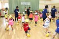カターレ選手と楽しくドリブル　太閤山保育園