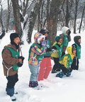 雪上で宝探し・綱引き満喫　立山青少年自然の家で児童がキャンプ