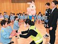 「飛び出さない」園児と約束　氷見の認定こども園にドリームス選手と市交通安全マスコット訪問