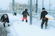 歩道を確保するため雪かきに汗を流す雪滅隊