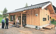 完成した「ひみ里山スギ板倉の家」の外観