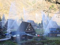 世界遺産登録３０周年、節目のアーチ　南砺・菅沼集落で一斉放水