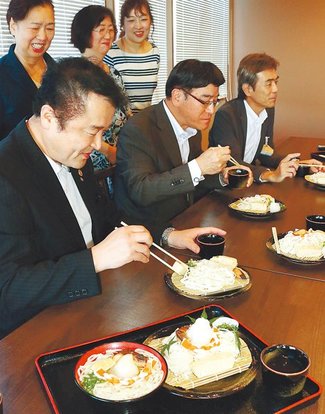 紺野美沙子さんが朝乃山応援料理　「横綱がブリ寄りうどん」発案　