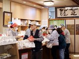 開店と同時に予約客が来店し、朔日饅頭を受け取った＝竹林堂分家
