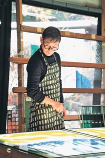 自然もたらす循環描く　富山駅のステンドグラス原画描いたデザイナー・皆川明さん