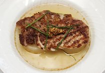 豚ロース肉のグリエ　大根のポトフ添え