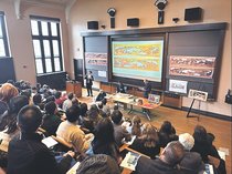 伝統工芸の魅力発信　県訪問団、米大で井波彫刻実演