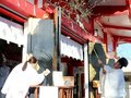 初詣前にすす払い　富山・日枝神社、南砺・高瀬神社