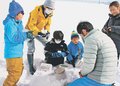 雪で冷やしてアイスできた　魚津で学芸員と親子がツアー