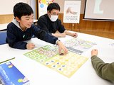 楽しみながらＳＤＧｓについて学ぶ親子＝富山市まちなか総合ケアセンター