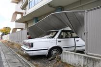 車が高校のフェンス突き破る