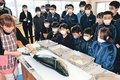 見て食べて寒ブリ学ぶ　氷見・湖南小６年生、プロの解体に歓声
