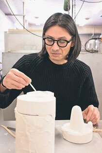 廃校の校章モチーフにベンチ　富山ガラス造形研の松藤教授、福島・浪江町復興プロジェクト参加