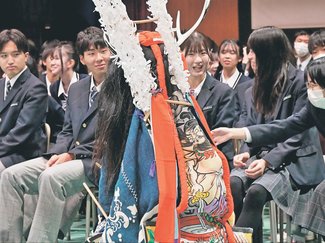 ハイスクールプレス<br />１３０周年で「<ruby>鹿踊<rp>（</rp><rt>ししおどり</rt><rp>）</rp></ruby>」<ruby>鑑賞<rp>（</rp><rt>かんしょう</rt><rp>）</rp></ruby>　南砺福野高校