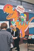 特製恐竜パネルで詐欺被害防止ＰＲ　小矢部の石動信金中央支店