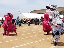 恐竜！？大山を駆ける　富山・ダイナソー祭り、住民ら１４０人参加