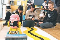プログラミング、ロボットが支援　県立大、立山町釜ケ渕小学校で授業