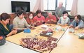 プチ拍子木で安全願う　高岡・伏木老人クラブ連合会、新入生用お守り製作