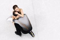 氷上にうずくまり、抱き合う