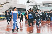 子どもたちと１００メートルを歩く鈴木さん（手前）＝県空港スポーツ緑地陸上競技場