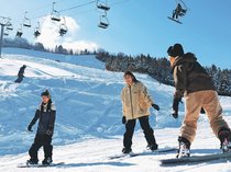 初滑り青空に誘われ　立山山麓スキー場（富山）