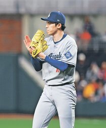 佐々木メジャー初勝利、頼れる投手に　３時間遅れ異例の試合、粘って５回３失点　　