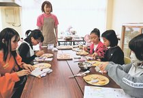 児童ら将来思い描く 旧福光高でみらいCAMP、南砺の職業人と交流