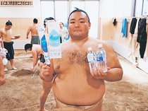 力水贈り朝乃山激励　とやま名水協議会