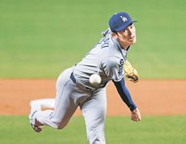 佐々木メジャー初勝利　大リーグ、大谷８号援護弾