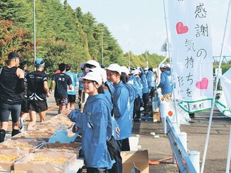 復興支援、感謝の応援　富山マラソンの沿道、氷見高生ら走者とハイタッチ