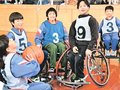 車いすバスケに挑戦　滑川・東加積小児童、東京パラ選手らと交流