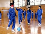 指示の声を聞きながら、アイマスクを着けてボールを探す児童＝射水市中太閤山小学校