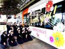 富山北部高生、花束とメッセージをデザイン　ポートラムのラッピング車両、７日から運行