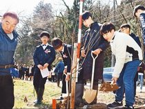 庄川のシンボル「桜」次代へ　庄川小６年生、卒業式後に苗木植樹