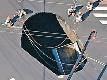 埼玉・八潮で道路陥没、トラック転落　下水管腐食し破損か