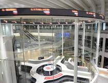 東証、一時９００円超安