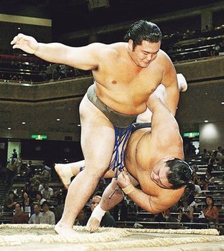 石橋　豪快な上手投げで連勝
